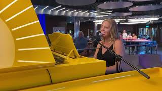 Lara Bruyelles — Pianiste-Chanteuse