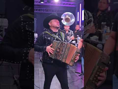 Larry Hernandez ofende a persona en pleno concierto
