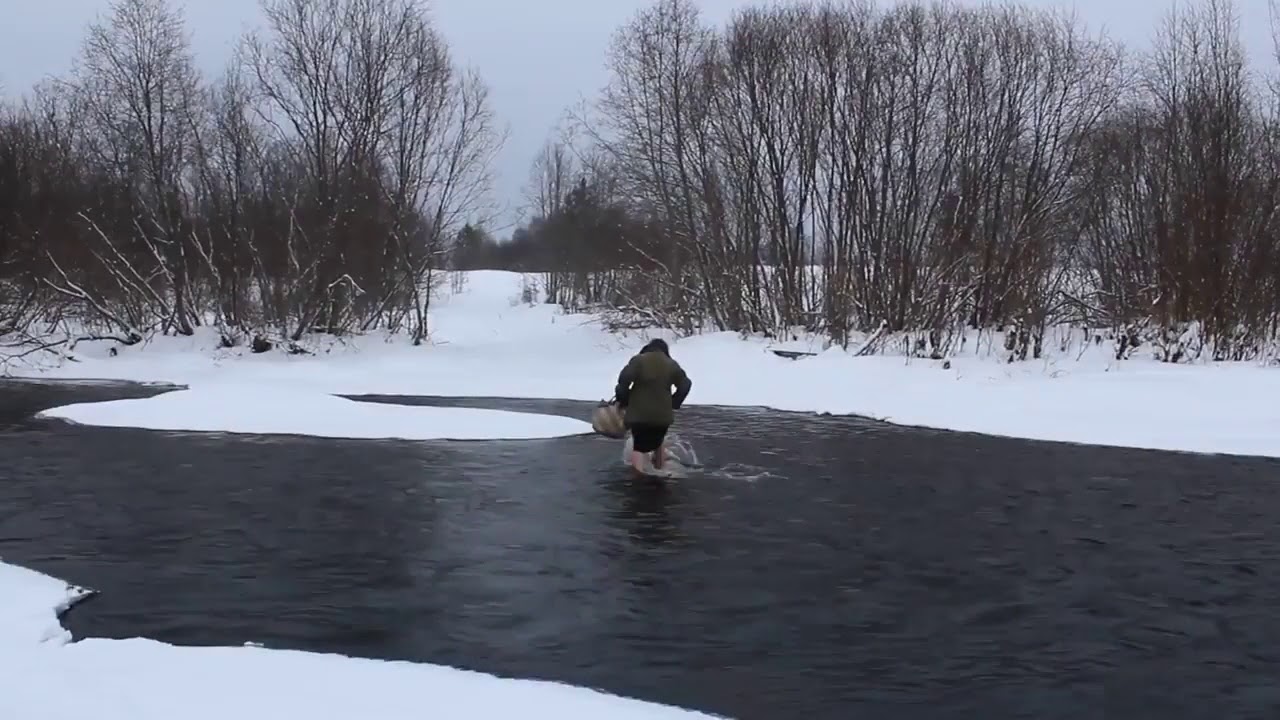 Зимой босыми ногами вброд по реке