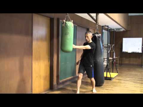 サンドバッグ練習　背足での中段廻し蹴り（三日月蹴り）　keioweeklykarate