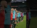 Arne Slot geniet van de sfeer na winst op AS Roma ??