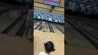 ボーリングへ🎳平日に行ったからか貸切状態。ほぼ倒れていないのを見て、さっとガーターなしにしてくれました。笑　それと家の近くのチュロスのお店を紹介✨ペルーはチュロスが有名😍#ボーリング#チュロス