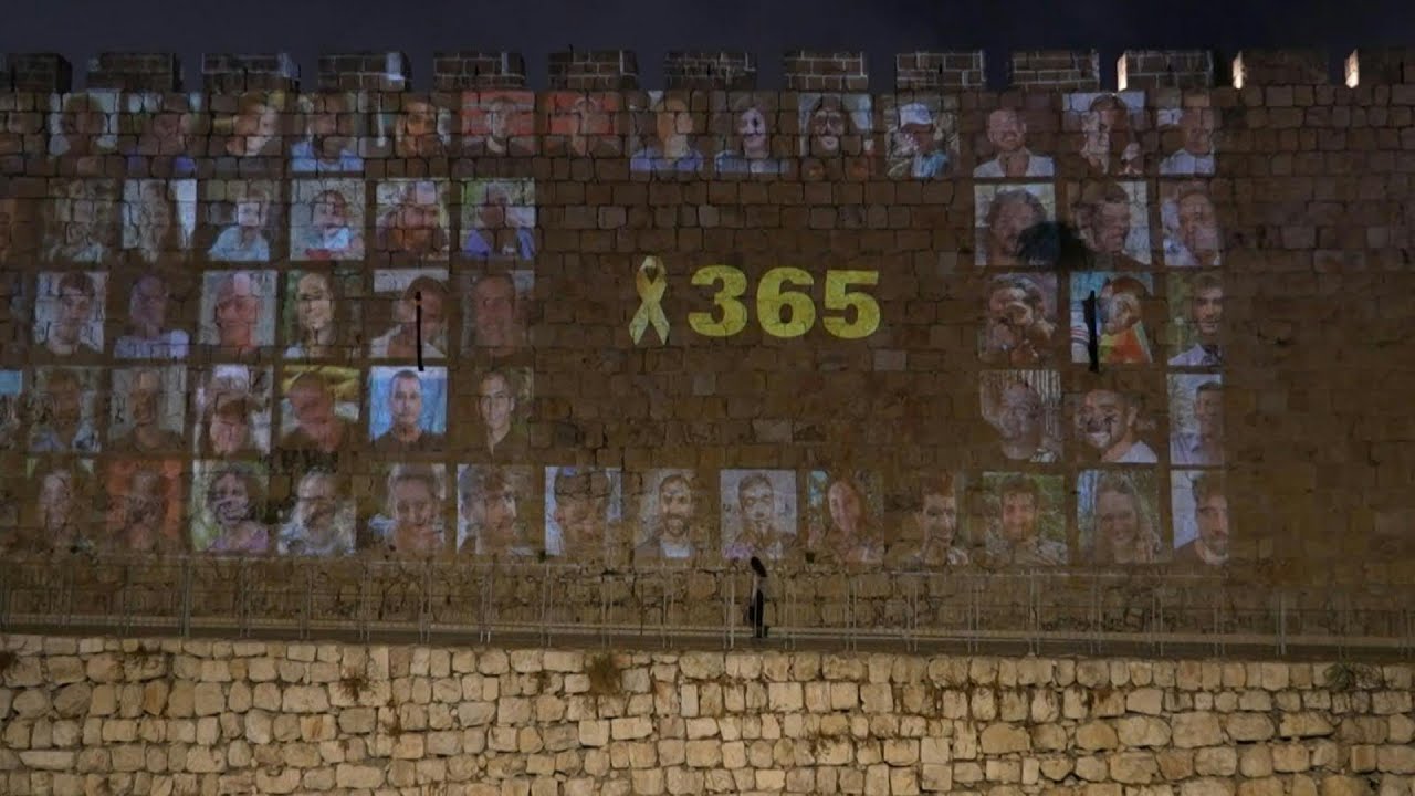 Photos of the hostages on the walls of Jerusalem after 365 days of captivity in Gaza | AFP