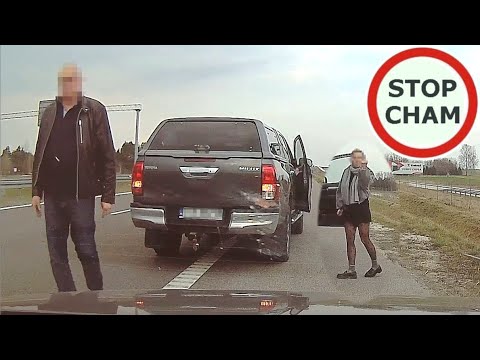 Kierujący Toyota Hilux wyhamowuje do zera 