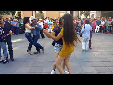 La yakesita, ando buscando una morena