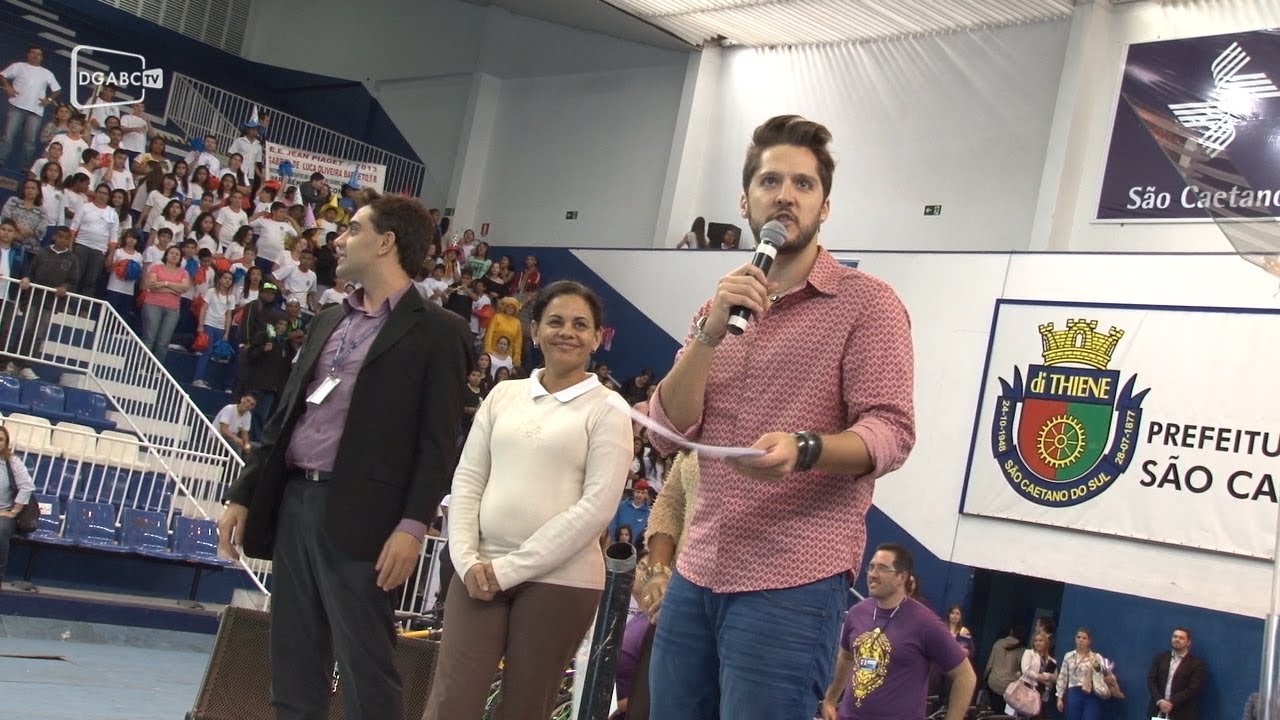 Apresentador André Vasco marca presença no Desafio de Redação; veja vídeo