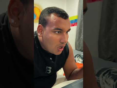 Mi hermano envidia el portátil que me dieron para estudiar