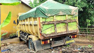Download lagu Truk Jomplang. Mobil Truk CANTER HDX Pengangkut PASIR Bongkar Muatan Di Lokasi SEMPIT Sampai AMBLAS mp3