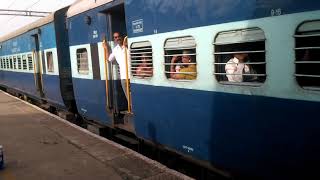 preview picture of video 'Circar Express (17644/17643) Arrives at Nidadavolu Jn'