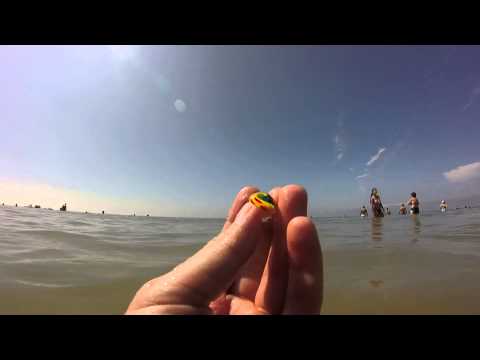 How to hold an exquisite marble on the beach