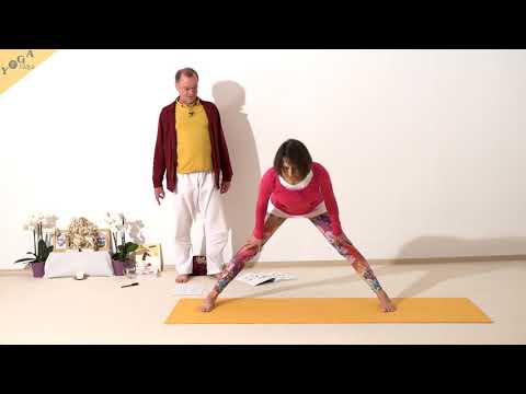 Stehende Grätsche mit Händen an den Unterschenkeln - Samakonasana - Yoga Asana Lexikon