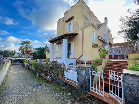 Ischia (v. Amicizia) | VENDESI | Trilocale Bilivello in Villa con Terrazzi, Posti Auto e Giardino.