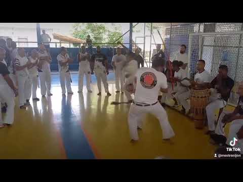 Mestre Nijon jogando com o contramestre Jhec em Anajatuba Maranhão. 