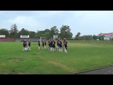 Radość piłkarzy Polonii Nysa po awansie do IV ligi