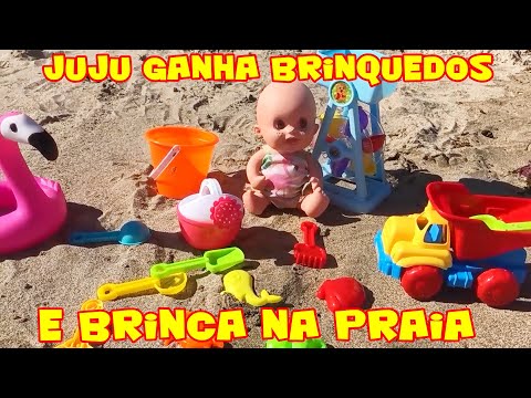 JUJU GANHA BRINQUEDOS PARA BRINCAR NA PRAIA ! QUE GRACINHA ELA QUER NADAR #BONECAJUJU #JUJUDATIACRIS
