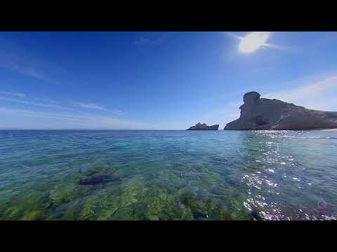 La plage de Saint Antoine et Le "bateau échoué" à Capo Pertusato à Bonifacio en Corse en direct Live