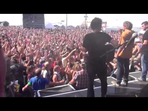 Zoufris Maracas - scène prise d'assaut par le public (live à la fête de l'huma 2012)