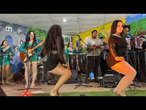 Demasiado movimiento sensual al ritmo del coquito de agua desde Arambala Morazán 