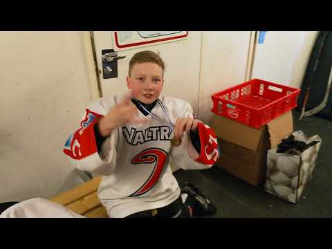 JYP White juhlii pronssia