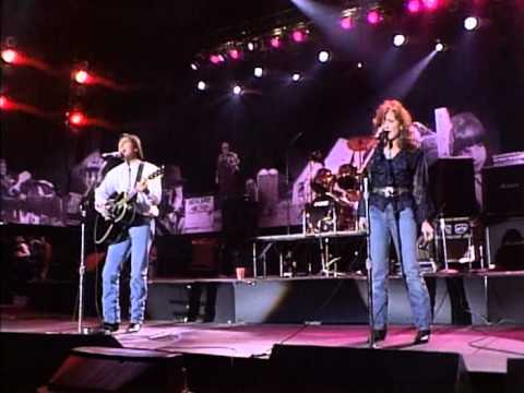 Jackson Browne & Bonnie Raitt - World in Motion (Live at Farm Aid 1990)