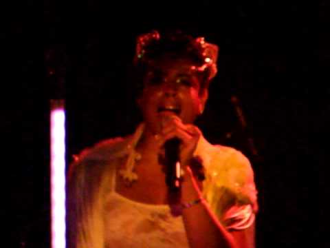 Kelis performs a mashup of Madonna's "Holiday" with "Milkshake" live at Santos Party House