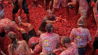La Tomatina 2026: Tausende färben spanische Kleinstadt beim Tomatenschlachtfest rot