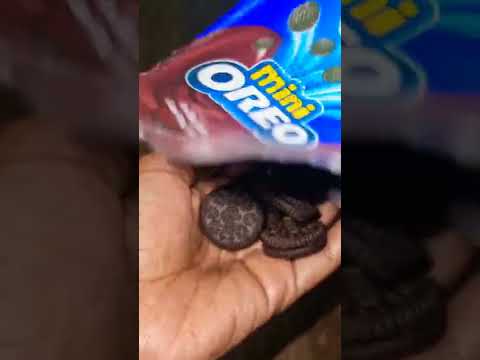 Let's Try OREOS| MINI CHOCOLATE OREOS #GroceryStoreFinds #shorts 🇸🇦