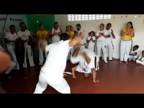 Capoeira senhor dos céus do mestre Rubi jogando com Mestre pesqueiro na Bahia