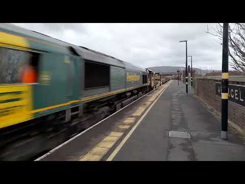 Freightliner 66571 passes Abergele and pensarn with a lovely 2 tone 20/02/22