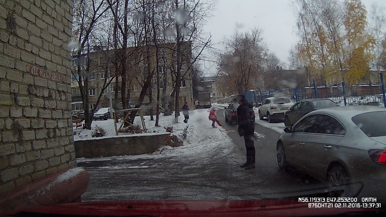 Ребенок катаясь на ледянке угодил под колеса автомобиля