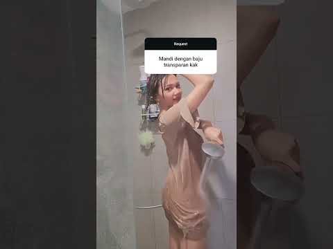 Cewek mandi pake baju transparan