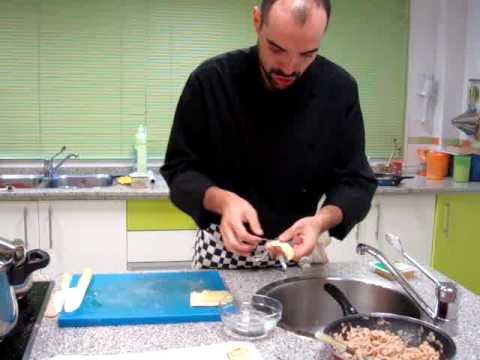 Javier Vilchez rellenando raviolis con pasta Wonton