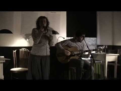 Sedávám na domovních schodech