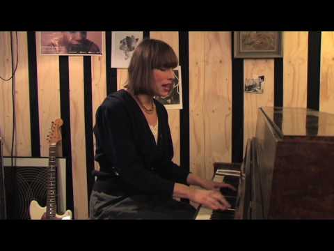 Jenny Wilson live på SvD.se  Clattering hooves