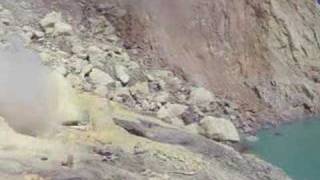 preview picture of video 'Kawah Ijen Volcano - Sulfur Mining #1'