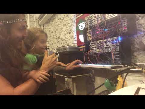 The Axl & Otto show🔺🧝🏼‍♂️🧝🏼‍♂️🔺 itsy-bitsy spider nursery rhymes from the Bermuda triangle