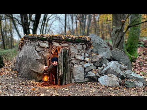 Construcción de un refugio de piedra cálido y acogedor para la supervivencia.Bushcraft,Supervivencia