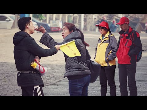 看到兩位老人遭黑導遊威脅，路過的陌生大哥差點動手！