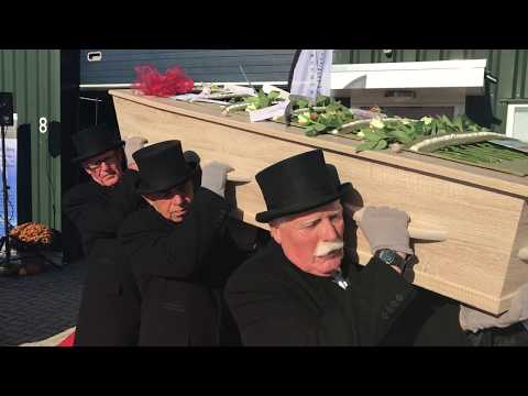 demonstratie dragers - Uitvaartzorg van Stad tot Wad