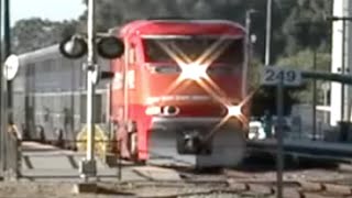preview picture of video 'Daylight F59PHI 455 Passes Through Sorrento Valley'