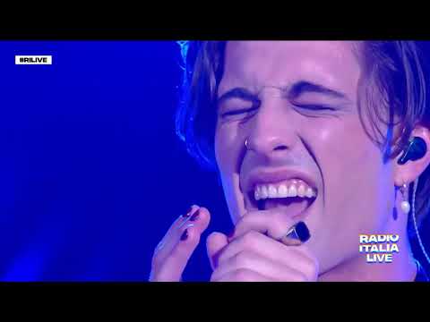Måneskin - La paura del buio / Fear of the Dark (Radio Italia Live ...
