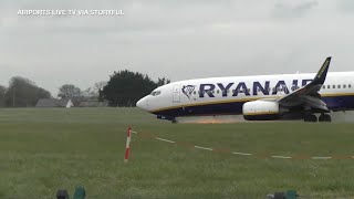 RyanAir plane loses front landing gear during emer