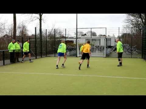 Gemeentebelangen aan het voetballen bij SC Rouveen