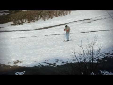 Samotny jeździec na stoku...