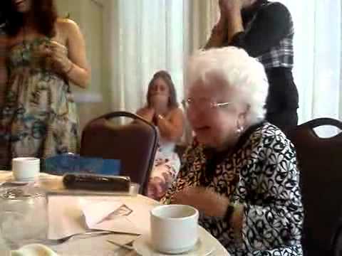 Godemichet pour l'anniversaire de grand-mère