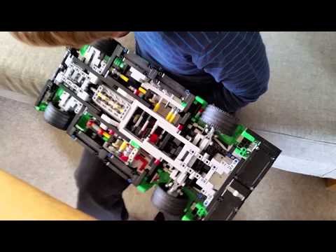 Bertram viser sin LEGO Technic 42039 racerbil