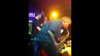 39 segundos de auténtica locura..  y al final sensibilidad y paz....