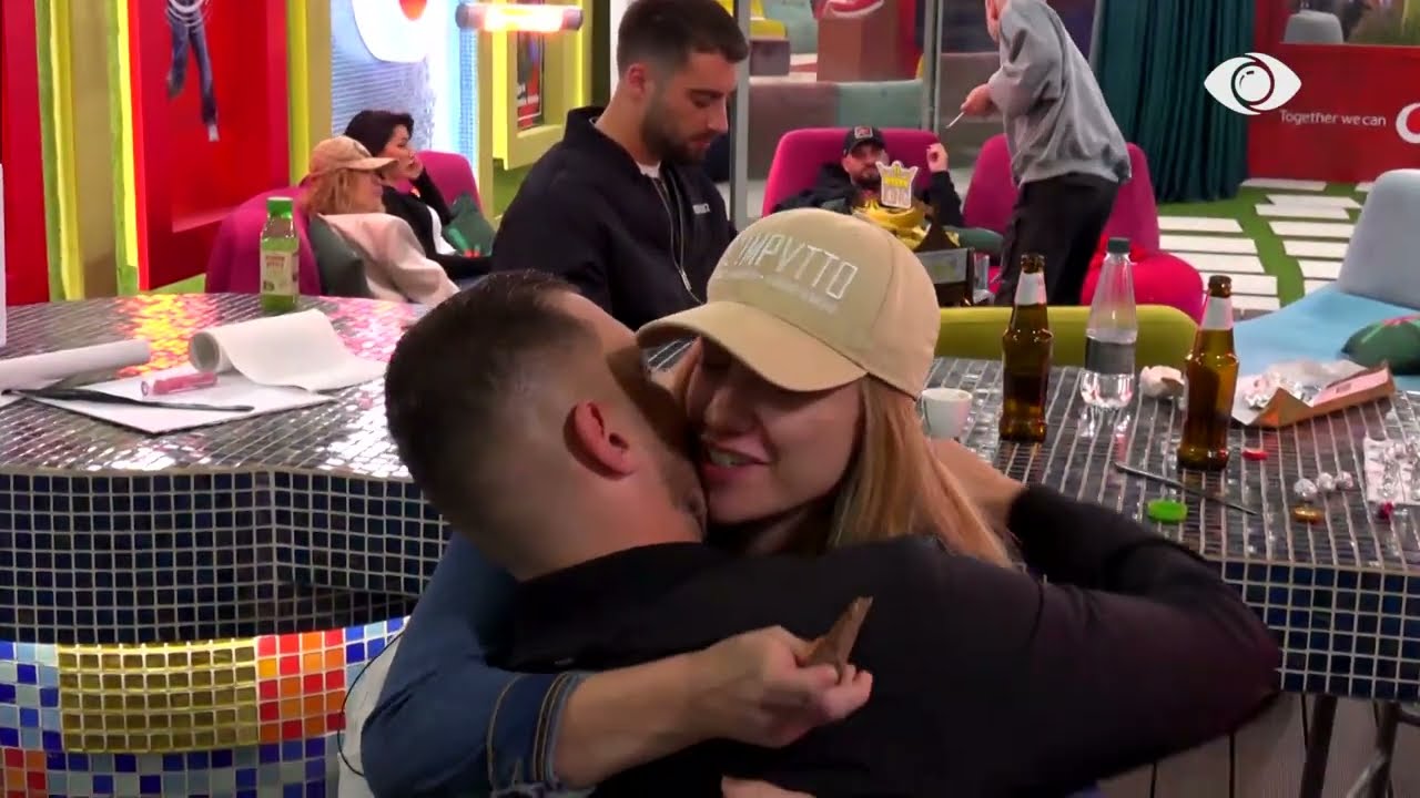 Në krahët e njëri-tjetrit, Romeo dhe Heidi momente romantike në oborr