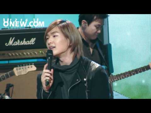 [CUTE/ FANCAM] 101114 Onew's cute salute @ Beauty Concert