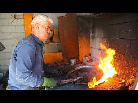 Dede mesleği kalaycılığı sürdürebilmek için kendi çabasıyla iş yeri inşa etti